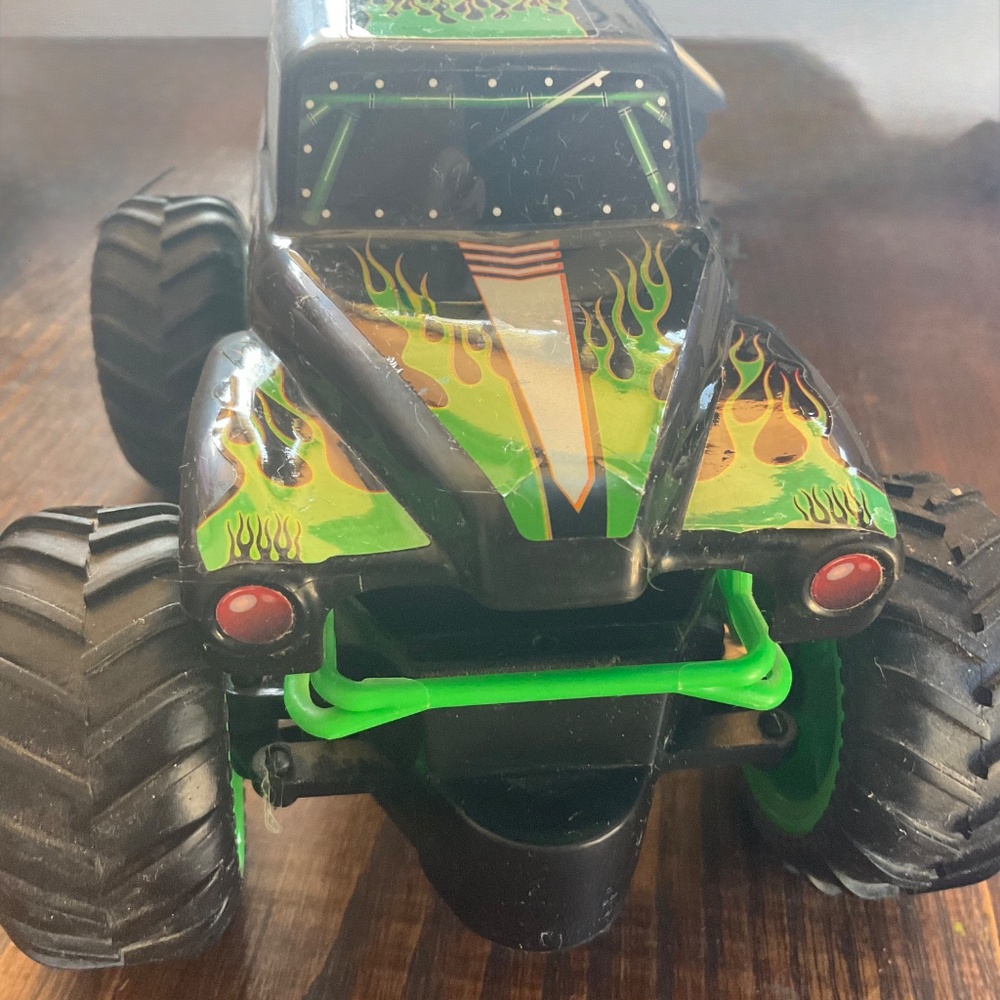 GRAVE DIGGER REMOTE CONTROL TOY TRUCK used sale - Picture 9 of 9